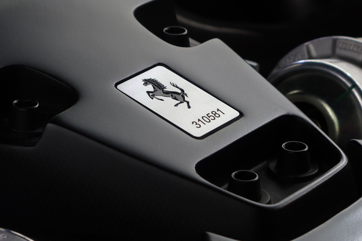 フェラーリF80（エンジンルーム内のエンブレム）