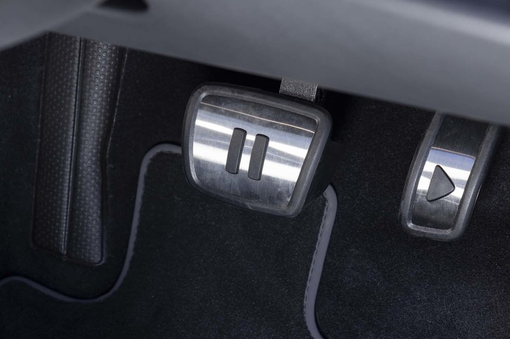 ペダルは光沢のあるアルミ調。アクセルにはオーディオの再生マークが、ブレーキには一時停止のマークが描かれている。