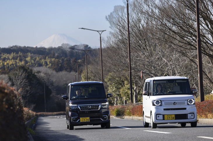 2023年10月に登場した新型「ホンダN-BOX」。従来型と同じくシンプルな造形美で身近さを表現したスタンダードモデル「N-BOX」（写真右）と、力強く個性的なエクステリアデザインを採用する「N-BOXカスタム」（写真左）の2モデルをラインナップしている。