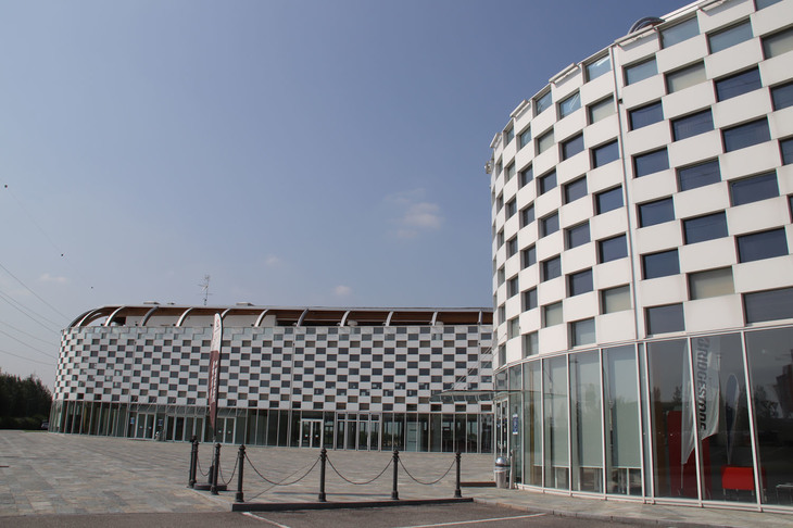 隣接する小規模サーキットのラ・ピスタ。本部棟の外観は、チェッカードフラッグを思わせる。