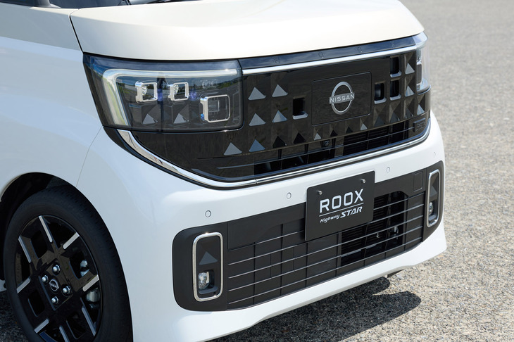 サイドにまで大きく回り込んだデザインがワイドで個性的な印象をもたらす新型「ルークス」のフロントフェイス。グリルにも“かどまる四角”をモチーフとするアクセントがちりばめられている。