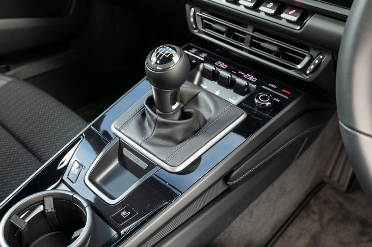 この試乗車は7段MTモデルだが、8段PDKも価格差なしで選べる。ショートストロークで操作感が心地よい。