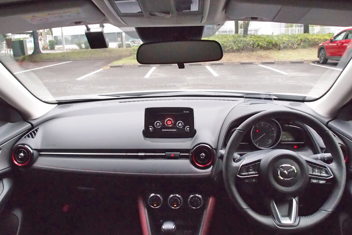 車内から見たドライブレコーダー。この例では、ルームミラーの左側にカメラが取り付けられている。