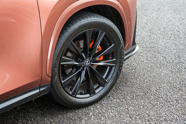 タイヤはランフラットが標準ながら、この試乗車はオプションのノーマルタイヤとパンク修理キットの組み合わせをチョイスしていた。オレンジのブレーキキャリパーもオプション。