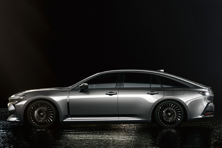 実際にはキャビンから独立したトランクルームを持つ「クラウン セダン」だが、そのスタイリングは、ハッチバック車を想起させるファストバック的なものだ。