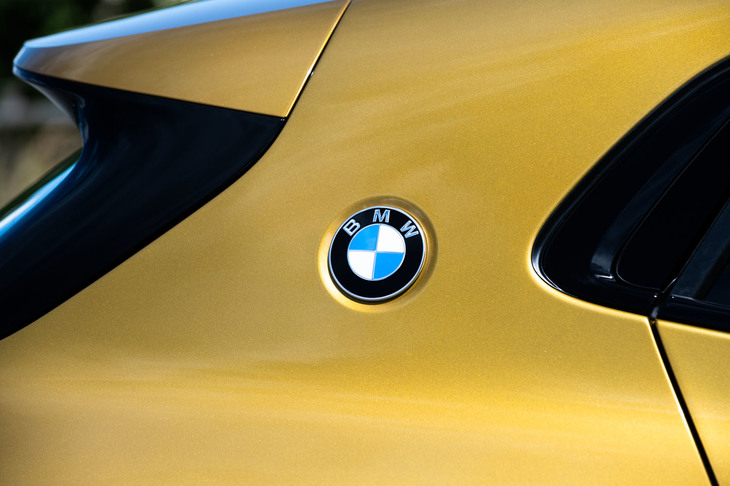 「2000CS」や「3.0CSL」といったBMWの往年のクーペモデルと同様に、Cピラーにもエンブレムが装着される。