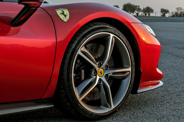 「296GTB」には磁性流体ダンパー「SCM-Frs」が備わっており、状況に応じて減衰力の切り替えが可能。公道で試乗したスタンダードモデルのタイヤは、「ミシュラン・パイロットスポーツ4 S」だった。