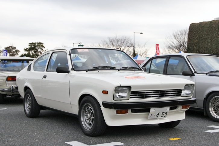 1984年「いすゞ・ジェミニ1800クーペZZ」。1.8リッター直4 DOHCエンジンを積んだ、初代ジェミニのホットモデルであるZZ。その最終型のマスクとリアエンドを、俗に逆スラントと呼ばれる前期型のスタイルに整形。フロントのエアダムスカート、カンパニョーロ101Eホイール、「オペル・カデットGT/E」用ドアミラーなどは、往年のドレスアップの定番アイテムである。