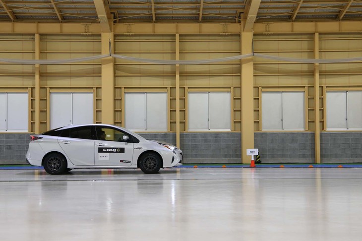 吸水剤を3倍に増量したプロトタイプで、上記と同条件の氷盤路制動テストを行った結果、制動距離は約7.5mに縮まった。吸水剤の増量による性能向上は明らかだが、製品化にはクリアしなければならないハードルがいくつも残っているという。