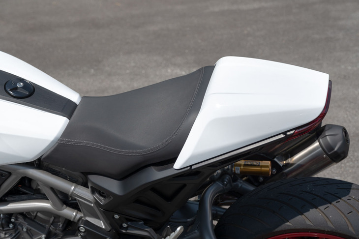 足まわりの変更により、シート高は840mmから780mmへと一気に60mm下がり、足つき性が劇的に改善された。