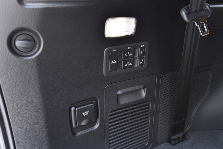 レクサスLX600（ラゲッジスペース側面のシート格納スイッチ）