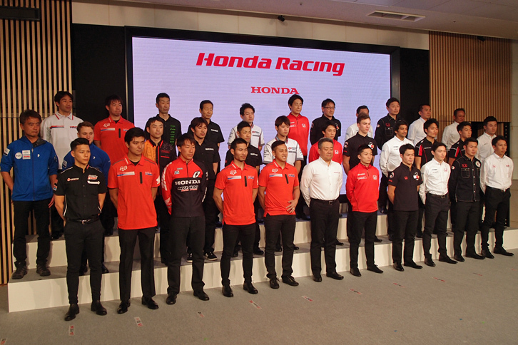発表会の会場に並んだ、ホンダ系チームの監督とライダー、ドライバー。