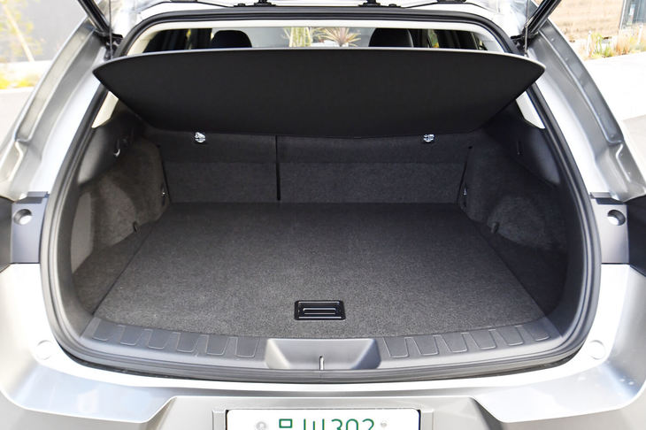 荷室の容量は5人乗車時で220リッター。柔軟性のあるトノカバーは、ひねりつつ小さく折りたたんで、フロア下に収納できる。