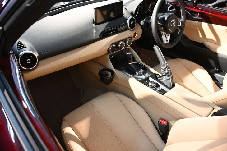 インテリアカラーは「スポーツタン」。シフトレバーやパーキングブレーキレバー、ステアリングホイールのステッチにも同じ色を使っている。