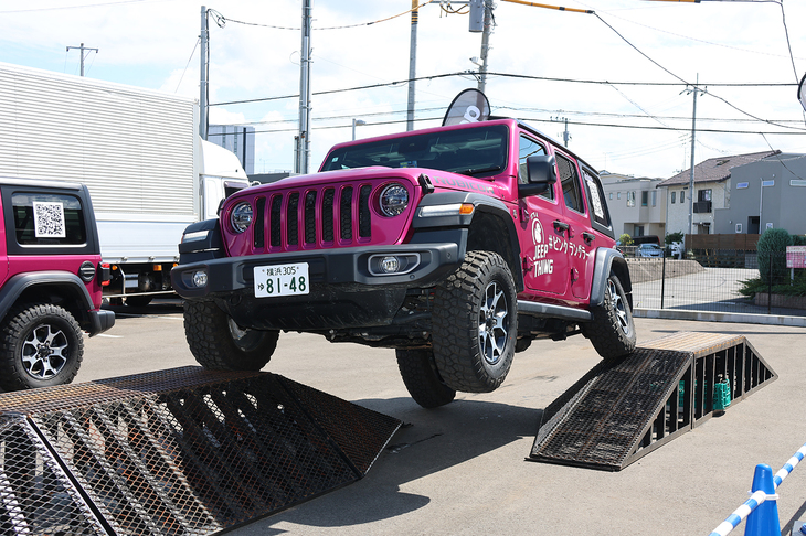 「ジープつくば」でのオフロード体験会の様子。ピンク色でも高い走破性は変わらない（当たり前）。