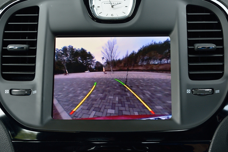 カーナビやカーエアコン、インフォテインメントシステムの情報を表示する、センターコンソールの8.5インチタッチパネル。写真は、バックモニター作動時のもの。