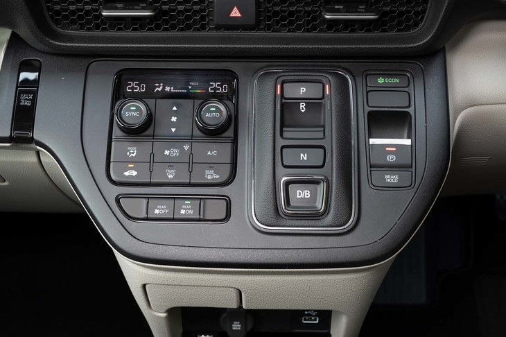 シフトセレクターは「P」「R」「N」「D」が独立した押しボタン式。マットな質感の樹脂パーツも室内に落ち着きをもたらしている。