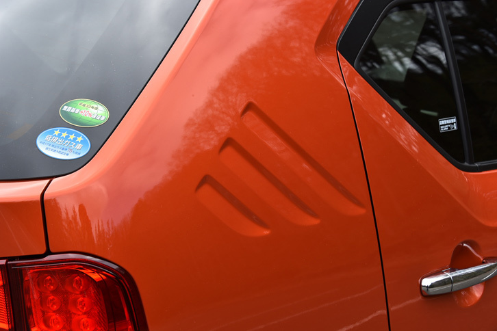 特徴的なCピラーの形状と3本のプレスラインは、往年の「フロンテクーペ」や初代「セルボ」をモチーフにした意匠である。