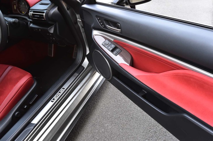 ドアのスイッチパネルは、センターコンソールと同様にレッドカーボンパネルでドレスアップされている。