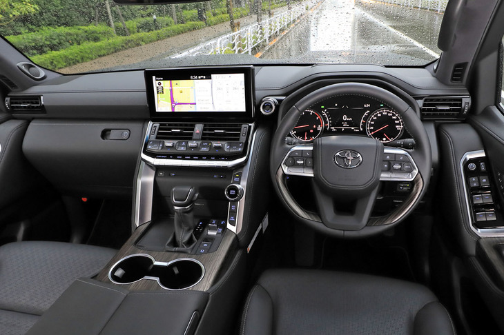 悪路走行時の機能性を重視して設計されたというインストゥルメントパネルまわり。スタートスイッチにはトヨタ車として初めて、盗難防止のために指紋認証機能が採用された。