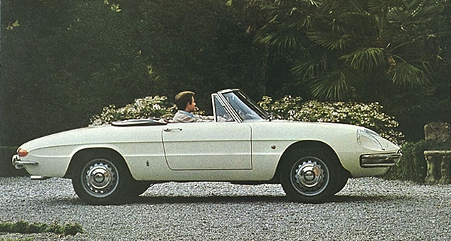 「アルファ・ロメオ1600スパイダー デュエット」
	「ジュリア」系のオープンモデルとして1966年に登場。初期モデルは丸みを帯びたボートテールを持っていた。1970年からはリアスタイルをコーダトロンカに変更。その後も2度のマイナーチェンジを行い、1993年まで生産された。