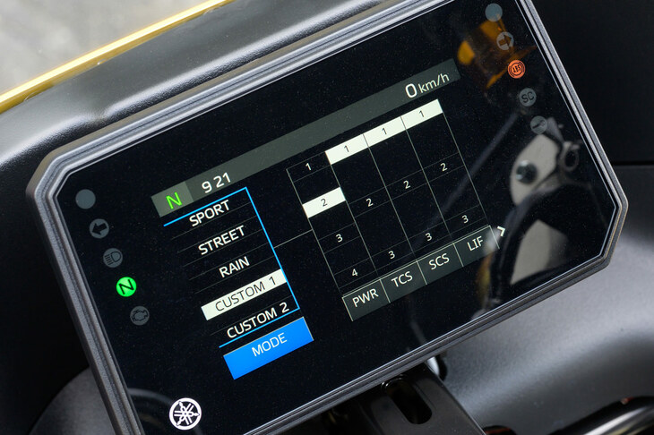 既定のライディングモードは「SPORT」「STREET」「RAIN」の3種類で、カスタマイズモードも2種類設定が可能。またこれらとは別に、トラクションコントロール、リフトコントロール、スライドコントロール、バックスリップレギュレーターのオン／オフも可能となっている。