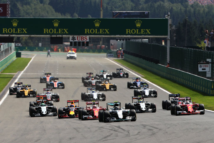 スタートシーン。この直後、先頭でターン1に入るポールシッターのロズベルグ（先頭）の後ろで、赤いフェラーリのマシン2台と濃紺のレッドブルが接触。この3台は優勝争いから脱落した。（Photo=Red Bull Racing）