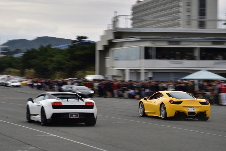 愛車の「フェラーリ458イタリア」と「ランボルギーニ・ガヤルド スーパーレジェーラ」との加速対決。（写真＝池之平昌信）