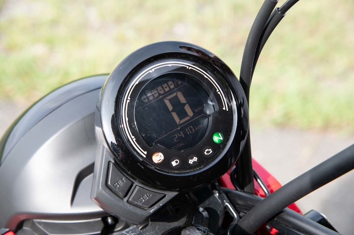 シンプルなデザインの計器盤。速度のほか、燃料の残量とオド、トリップの値が表示される。