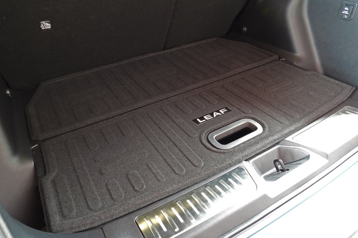 日産リーフB7 G用品装着車（ラゲッジボードプロテクター）