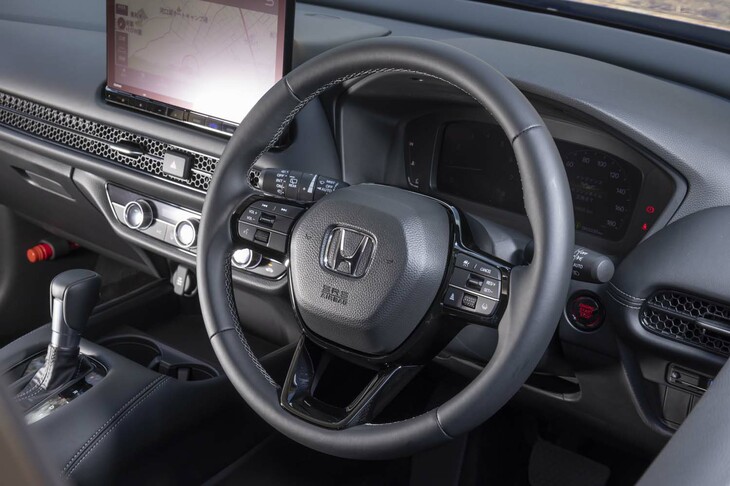 ステアリングホイールはスムースレザー巻き。右スポーク上で操作する渋滞追従支援機能付きACCは全グレードに標準装備だ。