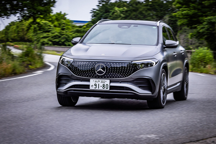 回生ブレーキは通常回生（D＋）、強力回生（D）、最大回生（D－）、そしてインテリジェント回生（D AUTO）の4種類から、走行シーンや運転スタイルに合わせて任意に設定できる。