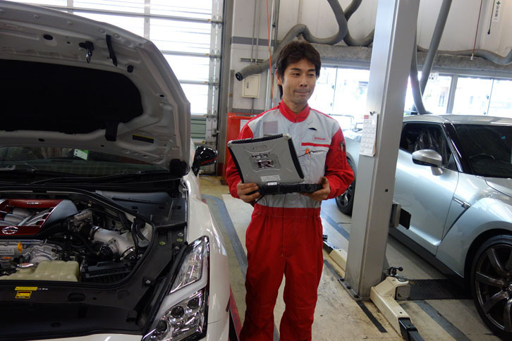 GT-R認定テクニカルスタッフの小野弘幸氏。手にしているのは「GT-R」専用の車両診断ツール。