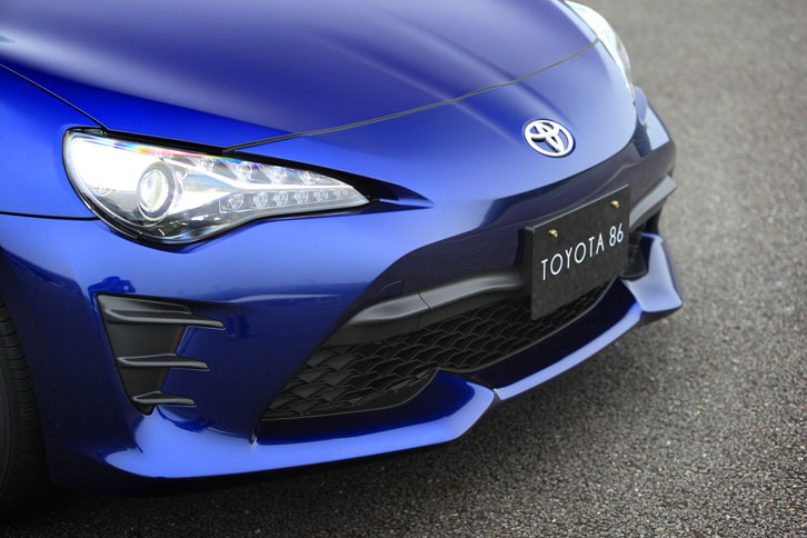 マイナーチェンジを機に、ノーズフィンやフォグランプベゼルフィンが与えられたフロントまわり。全車、Bi-Beam LEDヘッドランプが備わる。