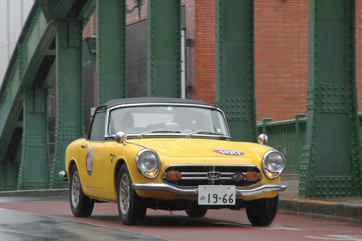 1966年「ホンダS800」。ちなみにPC競技が行われた柳橋の北詰は台東区柳橋1丁目だが、橋を渡った南詰は中央区東日本橋2丁目になる。
