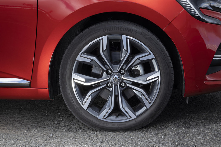 試乗車の「ビバステラ」と呼ばれる10本スポークデザインの17インチホイールには、205/45R17サイズの「コンチネンタル・エココンタクト6」タイヤが装着されていた。