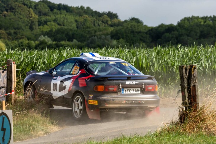 EHRCではラトバラ／フッシ組の「トヨタ・セリカ」はヘッドガスケットが抜けてリタイア。