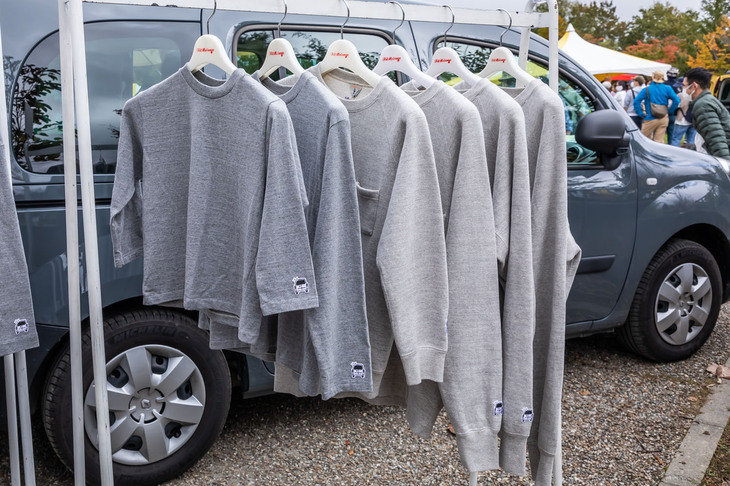 袖にさりげなく「カングー」をモチーフにしたワッペンが付くスエットシャツ。ほぼ日カングーKIOSKで発見。