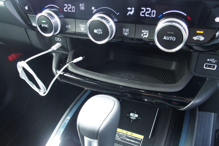 ホンダ・ヴェゼルe：HEV Z Sport Style（用品装着車／センタートレーマット）