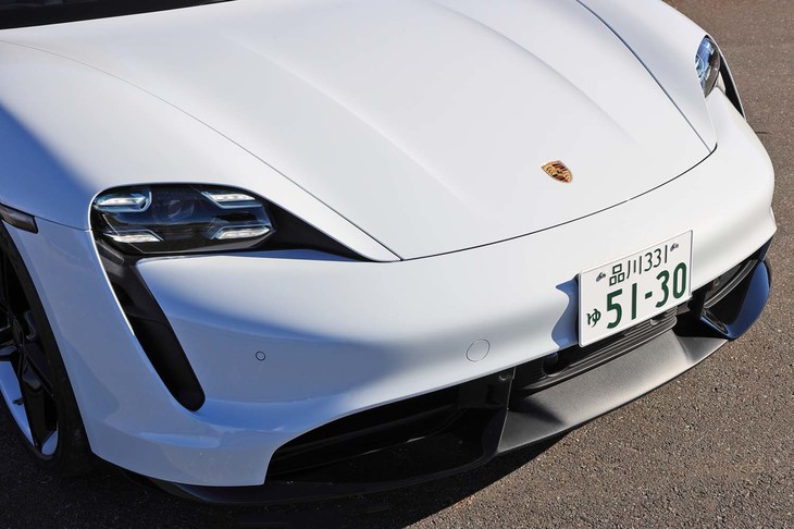 既存のポルシェ車とは一線を画す、どこか無機的なフロントマスク。ヘッドランプから下に伸びるスリットは、ボディーサイドに走行安定性を高めるエアカーテンを生み出す。