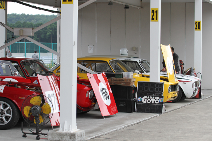 アルファ・ロメオの通称「ジュリア クーペ」が並んだピット風景。