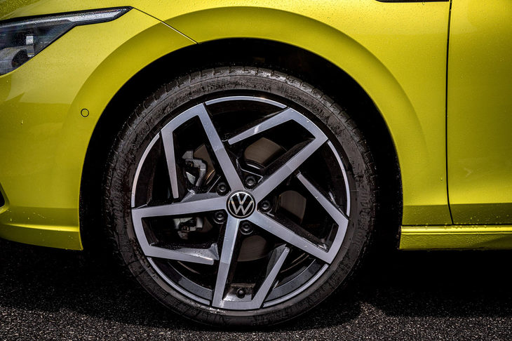 今回テストした2台の試乗車には、それぞれ225/40R18サイズの「ブリヂストン・トランザT005」と225/45R17サイズの「グッドイヤー・イーグルF1アシメトリック3」が装着されていた。