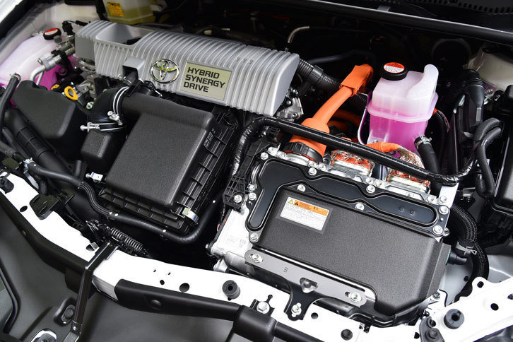 ハイブリッドシステムには3代目「プリウス」と同じものを採用。燃費はJC08モード計測で30.4km/リッターとなっている。