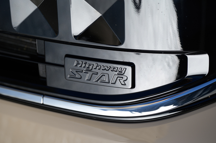 この試乗車のグレードは「ハイウェイスターGターボ プロパイロットエディション」（FF車）。ヘッドランプの下にごく控えめに「HighwaySTAR」のバッジがあしらわれる。