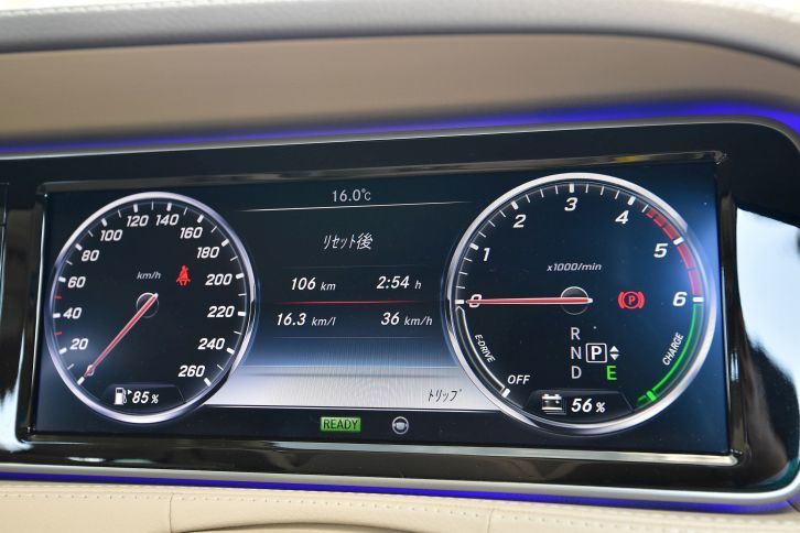 12.3インチの大型TFTカラーインストゥルメントパネルが備わる。計器類がここに表示されることで、インテリアはよりすっきりとした印象に見える。