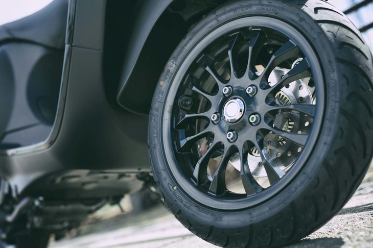 ホイールもブラック。フロントブレーキにはABSが標準装着される。