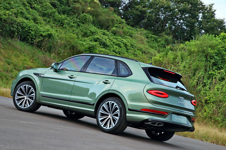 改良後のラインナップとしては、まずは今回試乗したV8モデルが登場。プラグインハイブリッド車やW12モデルの「スピード」も、2020年内の発表を予定している。