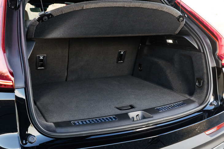 ラゲッジスペースの容量は、5人乗車時で637リッター、後席をたたんだ状態で1385リッター。テールゲートは電動式で、バンパー下に足を出し入れするだけで開口するハンズフリー機能も備わる。