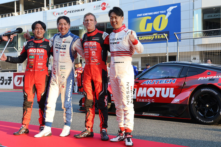 フィナーレの主役だった、「MOTUL AUTECH Z」から降りてきたロニー・クインタレッリ選手を、ともにGT500クラスを戦った歴代のパートナーが囲む。右から2011-12年を連覇した際の柳田真孝氏、2014-15年の連覇を含み10年間ペアを組んだ松田次生選手、そして2024年の相棒である千代勝正選手。