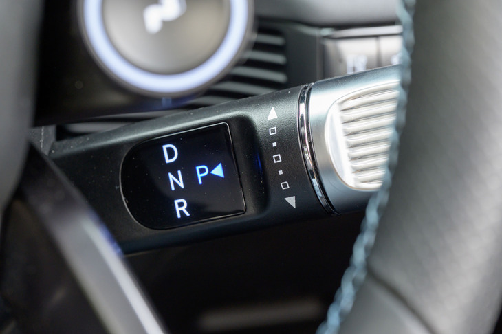 シフトセレクターはステアリングコラムから生える。やけに太いのはウインカー（右）との間違いを防ぐためか。